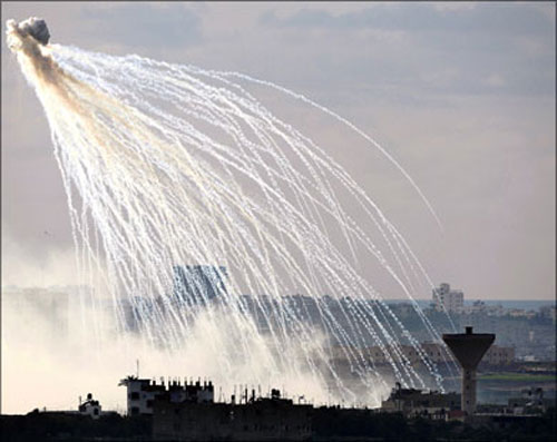 خبراء دوليون : إسرائيل ألقت قنابل الفوسفور الأبيض أثناء عملية "عمود السحاب " في غزة